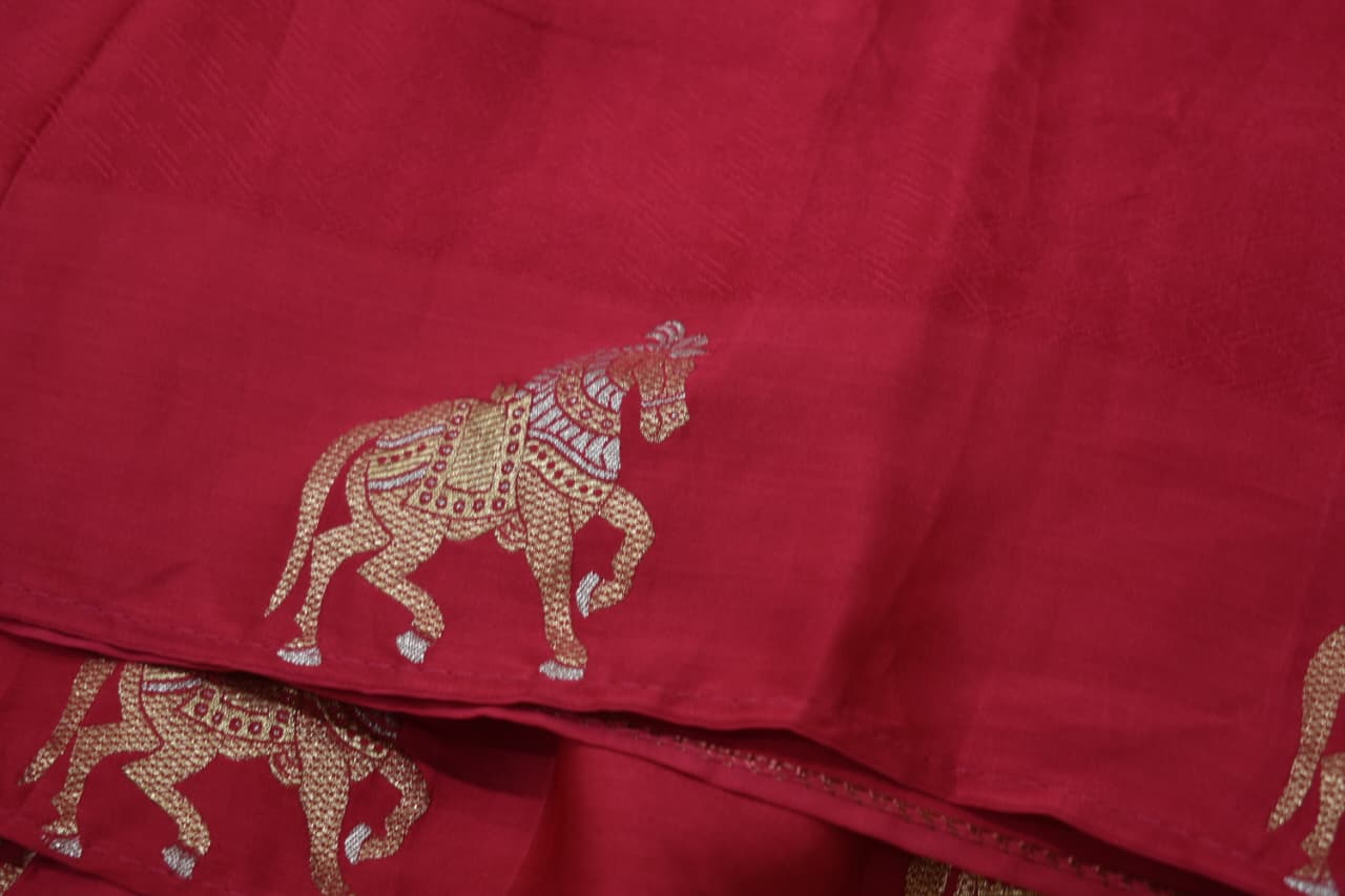 Elegant Magenta Banarsi Silk Saree With Golden Zari & Horse Motifs
