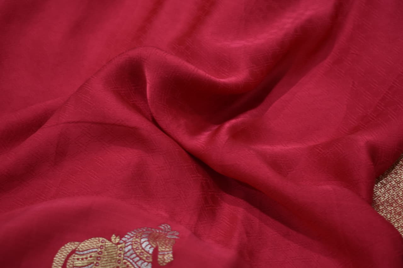Elegant Magenta Banarsi Silk Saree With Golden Zari & Horse Motifs