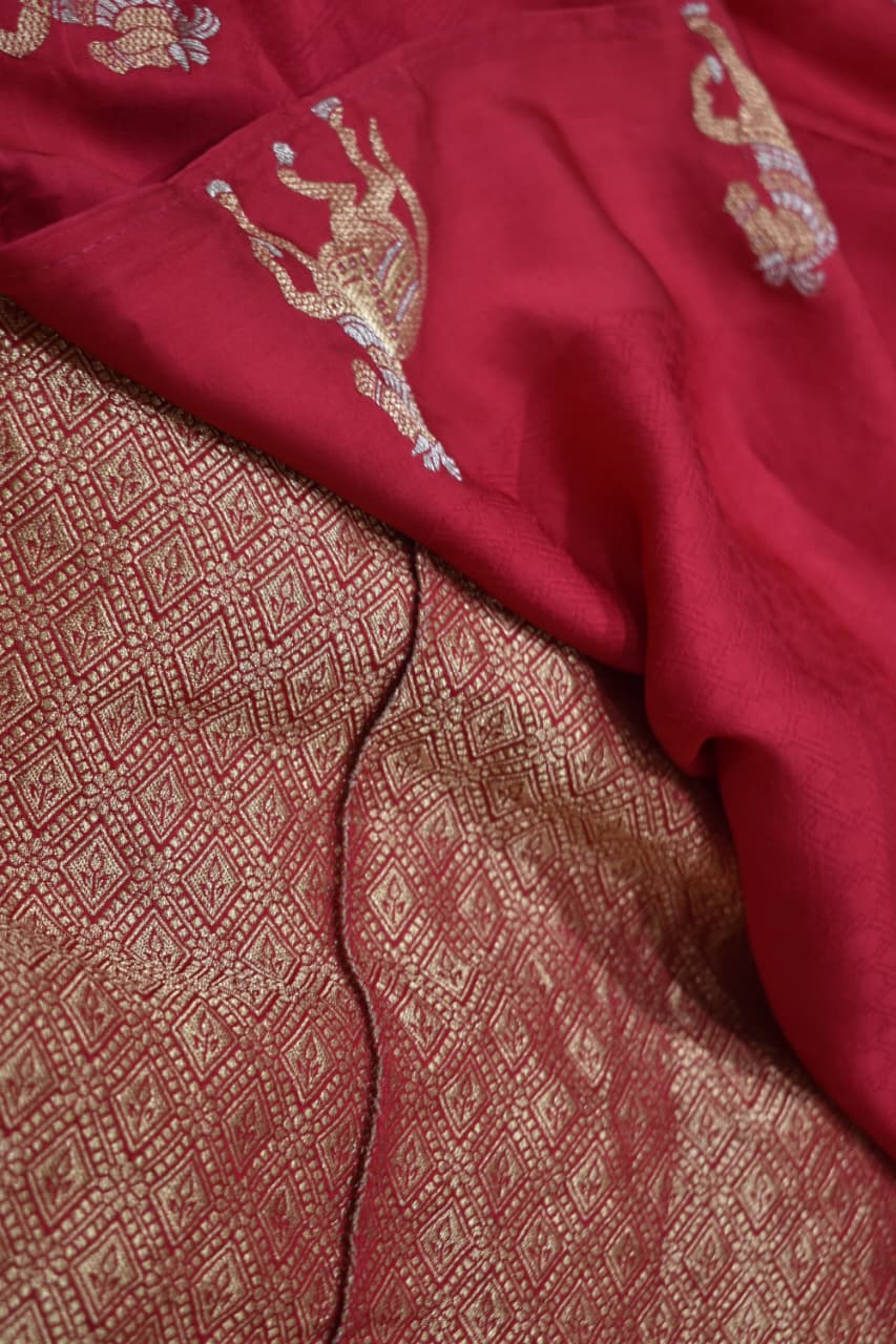 Elegant Magenta Banarsi Silk Saree With Golden Zari & Horse Motifs